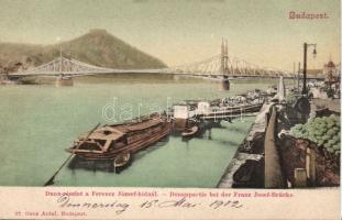 Budapest a Ferenc József híddal és hajókikötővel