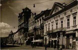 Kassa, Kosice; régi városháza, Capitol mozi a "Tisztelet a kivételnek" 1937-es film reklám...
