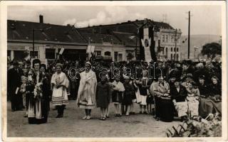 1938 Ipolyság, Sahy; bevonulás, Felvidék első országzászlójának felszentelése / entry of the Hungari...