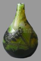 cca 1905-1908 Emile Gallé váza, Nancy, Franciaország, belső rétegben repedéssel, m: 17,5 cm