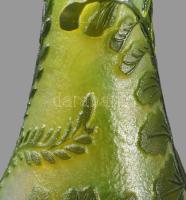 cca 1905-1908 Emile Gallé váza, Nancy, Franciaország, belső rétegben repedéssel, m: 17,5 cm