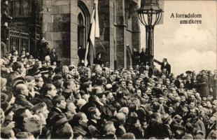 1918 Budapest, Az Őszirózsás forradalom emlékére. Károlyi Mihály a Parlament lépcsőjén kikiáltja az ...