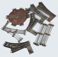 cca 1930 Marklin 41 részes vonatsín készlet fordítókoronggal. Benne egyenes és íves sínek, jobb- és ...