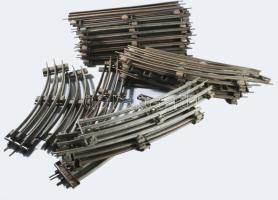 cca 1930 Marklin 41 részes vonatsín készlet fordítókoronggal. Benne egyenes és íves sínek, jobb- és ...