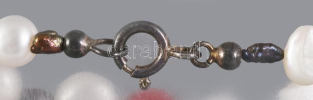 Tenyésztett gyöngyből és korallból álló karkötő ezüst (Ag) kapoccsal, h: 19 cm, 8,3 g