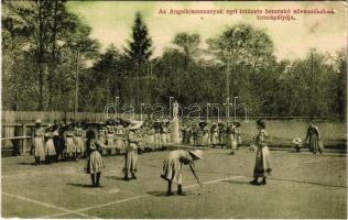 Eger, Angolkisasszonyok intézete, bennlakó növendék teniszpályája, lányok meccs közben. Divald Károl...