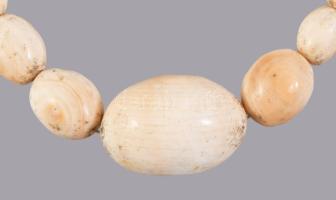 Korall nyaklánc nagyméretű szemekkel, legnagyobb szem 2,5 cm, h: 68 cm, 81,5 g