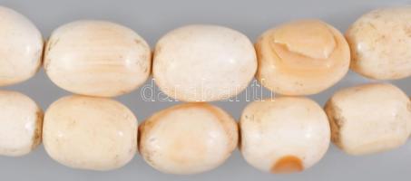 Korall nyaklánc nagyméretű szemekkel, legnagyobb szem 2,5 cm, h: 68 cm, 81,5 g