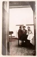 André Kertész (Kertész Andor) (1894 -1985) : Förstner Magda, Beöthy Emma és Jenő 1926. Zselatinos ez...