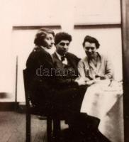 André Kertész (Kertész Andor) (1894 -1985) : Förstner Magda, Beöthy Emma és Jenő 1926. Zselatinos ez...