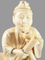 1912-1926 Okimono - Férfi karako gyermekkel. Csont, Japán, Taisho korzsak, zsugorodásból adódó reped...