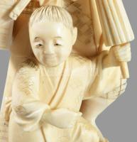 1912-1926 Okimono - Férfi karako gyermekkel. Csont, Japán, Taisho korzsak, zsugorodásból adódó reped...