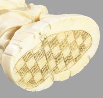 1912-1926 Okimono - Férfi karako gyermekkel. Csont, Japán, Taisho korzsak, zsugorodásból adódó reped...