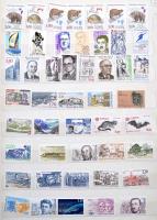 340 db ENSZ + 700 db francia bélyeg az 1950-1990-es évekből 14 lapos nagy berakóban / 340 UN + 700 F...