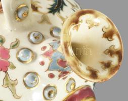 cca 1885 Zsolnay aszkosz. Korongozott és kézzel formált, plasztikus elemekkel díszített porcelánfaja...