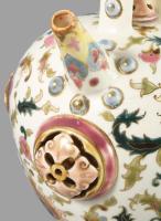 cca 1885 Zsolnay aszkosz. Korongozott és kézzel formált, plasztikus elemekkel díszített porcelánfaja...