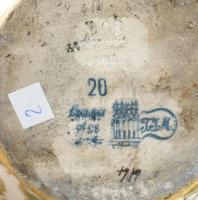 cca 1885 Zsolnay aszkosz. Korongozott és kézzel formált, plasztikus elemekkel díszített porcelánfaja...