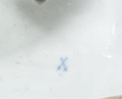 Meissen romantikus pár porcelán kompozíció. Jelzett, cca 19. sz. második fele, kis restaurálásokkal,...