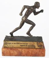 cca 1930 Art deco bronz futó szobor, márvány talapzaton, rajta "Energie ist die erste einzige T...