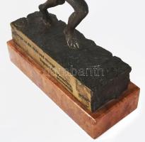 cca 1930 Art deco bronz futó szobor, márvány talapzaton, rajta "Energie ist die erste einzige T...