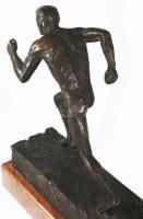 cca 1930 Art deco bronz futó szobor, márvány talapzaton, rajta "Energie ist die erste einzige T...