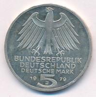 Német Szövetségi Köztársaság 1979J 5M Ag "Német Régészeti Intézet 150. évfordulója" T:AU
...