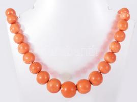 Mediterrán korall verlauf nyaklánc 18 karátos arany (Au) kapoccsal. Közepe felé növekvő nagyságú, cs...