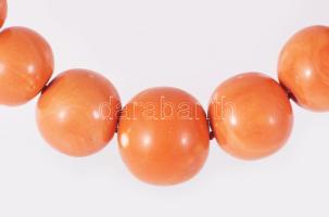 Mediterrán korall verlauf nyaklánc 18 karátos arany (Au) kapoccsal. Közepe felé növekvő nagyságú, cs...