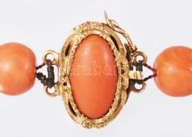 Mediterrán korall verlauf nyaklánc 18 karátos arany (Au) kapoccsal. Közepe felé növekvő nagyságú, cs...