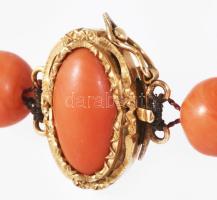 Mediterrán korall verlauf nyaklánc 18 karátos arany (Au) kapoccsal. Közepe felé növekvő nagyságú, cs...