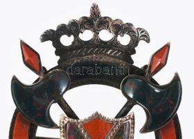 cca 1860-1880 Skót viktoriánus ezüst (Ag) bross, agát rárakásokkal. Jelzés nélkül, 5x3,5cm, bruttó 1...