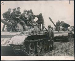 1968 Csehország orosz és cseh katonák barátkozása a "Duna hadművelet" során, mely egy több...