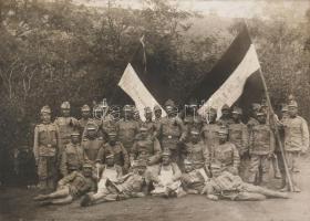 cca 1910-1915 Magyar katonai alakulat csoportképe, nemzeti zászlókkal (az egyiken "Éljen a kirá...