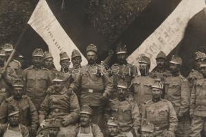 cca 1910-1915 Magyar katonai alakulat csoportképe, nemzeti zászlókkal (az egyiken "Éljen a kirá...