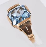 14k arany (Au) gyűrű, kissé sérült szintetikus kővel, jelzett, Pénzverő, 1966-1998 közötti fémjel, b...