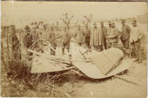 Lezuhant katonai repülő roncsa, katonák / reckage of a crashed military plane, soldiers. photo (felü...