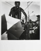 Jelzés nélkül: Rioi carneval. Zselatinos nagyítás, fotópapír. 38x39 cm / 41x52 cm

Unmarked: Untit...