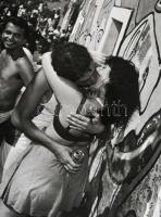 Jelzés nélkül: A Csók - Rioi carneval. Zselatinos nagyítás, fotópapír. 38x39 cm / 41x52 cm

Unmark...