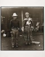 Jelzés nélkül Indián pár Zselatinos nagyítás, fotópapír. 38x39 cm / 41x52 cm

Unmarked: Untitled (...