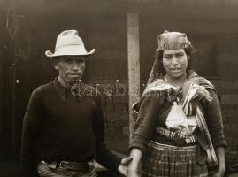 Jelzés nélkül Indián pár Zselatinos nagyítás, fotópapír. 38x39 cm / 41x52 cm

Unmarked: Untitled (...