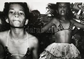 Jelzés nélkül Táncoló lányok - riói karnevál Zselatinos nagyítás, fotópapír. 38x39 cm / 41x52 cm

...