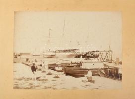 cca 1890-1900 Póla, Fisella, dokk matrózokkal és hajókkal; nagyméretű fotó kartonon, Alois Beer K.u....