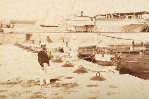 cca 1890-1900 Póla, Fisella, dokk matrózokkal és hajókkal; nagyméretű fotó kartonon, Alois Beer K.u....