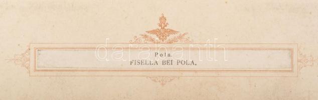 cca 1890-1900 Póla, Fisella, dokk matrózokkal és hajókkal; nagyméretű fotó kartonon, Alois Beer K.u....