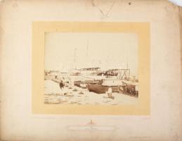 cca 1890-1900 Póla, Fisella, dokk matrózokkal és hajókkal; nagyméretű fotó kartonon, Alois Beer K.u....