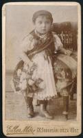 cca 1895 Kislány népies viseletben, keményhátú fotó Eller Móra budapesti műterméből, 7,5×5 cm