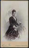 1901 Hölgy ernyővel, keményhátú fotó Kozics Ede pozsonyi műterméből, 10,5×6,5 cm