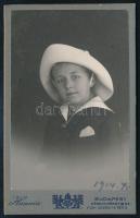 1914 Kisgyerek kalapban, keményhátú fotó a Hunnia budapesti műteremből, 10,5×6,5 cm