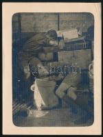 1933 Cserkészek pihennek. Zselatinos ezüst nagyítás 9x12 cm

1933 Scouts resting. Gelatin silver p...