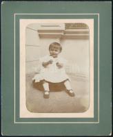 cca 1910 Gyerekportré, kartonra kasírozott fotó Frölich Loránt budapesti műterméből, 11×8 cm